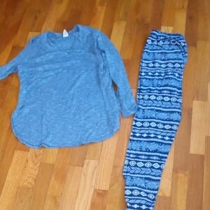 women long sleeve blueish gray tee and blue white leggings, Medium
